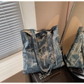 Detail einer dunkelblauen Samt-Tote-Bag mit weißen Nähten und Perlen-Applikationen - Blau