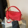 Rode matte cilindertas met zilveren rits en een afneembare schouderriem - Rood