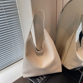 Minimalistische geflochtene Hobo-Umhängetasche in Elfenbeinfarbe mit Premium-Textur - Gebrochenes Weiß
