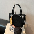 Bolso tipo cubo elegante de ante negro con asa anudada y colgante de cuentas de madera - Negro
