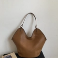 Bolso tote de tejido marrón con correas delgadas en un entorno de estilo minimalista - Marrón