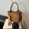 Bolso saco de ante marrón con asas anudadas y colgante de cuentas de madera - Marrón