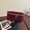 Borsa a tracolla vintage in camoscio bordeaux con ciondolo a robot in metallo - Rosso