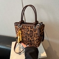 Bolso bombonera de leopardo con asas de cuero marrón y adorno de cuentas de madera - Estampado de leopardo