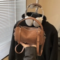 Braune Zylindertasche aus Wildleder mit Griff und verstellbarem Umhängeriemen aus Leder - Braun