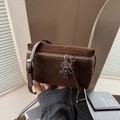 Mini borsa a tracolla vintage in camoscio marrone con ciondolo a forma di robot - Marrone