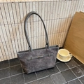 Dunkelgraue matte Tragetasche aus Wildlederimitat mit schmalen Riemen und Metallschnalle - Grau