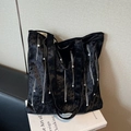 Schwarze Shopper-Tasche aus Samt mit vertikaler Perlenstickerei und breiten Trägern - Schwarz