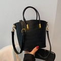Schicke schwarze Beuteltasche mit Krokoprägung, Golddetails und verstellbarem Gurt - Schwarz