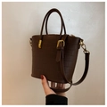 Dunkelbraune Handtasche mit Krokodilleder-Muster, Goldbeschlägen und abnehmbarem Gurt - Braun