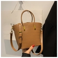 Braune Beuteltasche mit Krokoprägung, goldenen Details und verstellbarem Schultergurt - Khaki