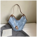 Detail van vintage blauw gewassen canvas shopper met bruine lederen handvaten - Blauw