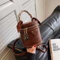 Borsa a secchiello retrò marrone scuro con foulard leopardato e lucchetti dorati - caffè