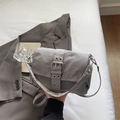Sac bandoulière minimaliste en nylon gris avec grande boucle argentée et tissu plissé - Gris