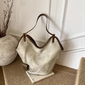 Beige strukturierte Tragetasche mit braunem Kontrastbesatz und passendem Brillenetui - Khaki