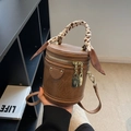 Borsa a secchiello cilindrica marrone in ecopelle con cerniera a lucchetto e foulard - Marrone