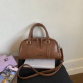 Detail einer braunen Vintage-Boston-Tasche mit PANTCOR-Logo und Schulterriemen - Braun