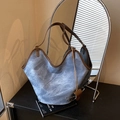 Retro-Tragetasche aus blauem Denim und braunem Leder mit dekorativem Brillenetui - Blau