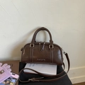 Detailansicht der braunen Retro-Ledertasche mit silbernem FANTOOR-Logo und Tragegriffen - Braun