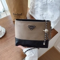 Bolso tipo cubo en ante café y cuero acolchado negro con correa de cadena y detalle metálico - Gris