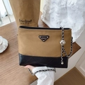 Bolso saco de ante marrón y cuero negro con correa de cadena y diseño acolchado - Caqui