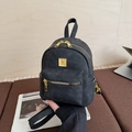 Mini mochila vintage en negro mate con herrajes dorados y logotipo metálico cuadrado - Negro