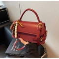 Dettaglio borsa a tracolla rossa con perline di legno vintage e fibbia in metallo dorato - Rosso (Con Ciondolo)