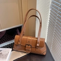 Bolso de hombro marrón vintage de gran capacidad con tachuelas plateadas y acabado de cuero sintético - Marrón