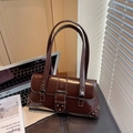 Bolso de hombro vintage de cuero marrón oscuro brillante con detalle de hebilla - Marrón