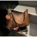 Détail du sac hobo en cuir marron avec breloque ours et chaîne en résine élégante - Marron (Avec Pendentif)