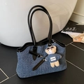 Bolso tote denim azul grisáceo con ribetes de charol negro y colgante de oso con gafas - Azul Ribete Negro (Con Colgante)