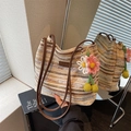 Gestreifte Stroh-Beuteltasche in Khaki und Creme mit Kirschblüten-Anhänger - Mit Anhänger / Khaki Gestreift