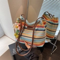 Bunte gestreifte gewebte Beuteltasche mit Lederriemen und Blumenanhänger - Mit Anhänger / Blau Gestreift
