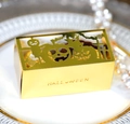Dettaglio del design a zucca cava sulla scatola di caramelle dorata per Halloween - Oro Riflettente