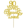 Dettaglio del cake topper glitterato oro con testo 90 YEARS Blessed & Loved su legno - 90 Anni (CP-44)