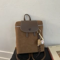 Zaino vintage marrone opaco con ciondolo da baseball e patta in pelle - Marrone con ciondolo