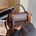 Borsa a tracolla vintage marrone con trama intrecciata e perline di legno decorative - Caffè (Con Ciondolo)