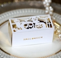 Scatola di caramelle Halloween traforata al laser con motivi a zucca e fodera dorata - Bianco