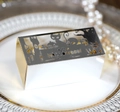 Detail der silbernen Halloween-Geschenkbox mit lasergeschnittenen Fledermausmustern - Reflektierendes Silber