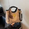 Elegante borsa tote in pelle scamosciata kaki con finiture in vernice nera e metallo - Cachi con Pendente
