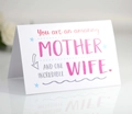 Primo piano del biglietto per la festa della mamma con testo rosa e blu su bianco - Stile Auguri Madre e Moglie (Biglietto-1)
