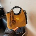 Borsa a secchiello in camoscio marrone con manici neri e ciondolo a forma di pretzel - Marrone con ciondolo