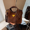 Secchiello alla moda in pelle scamosciata marrone scuro con ciondolo retrò e tracolla - Caffè con Ciondolo