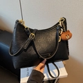 Sac à bandoulière rétro en cuir noir avec ferrures dorées et breloque ours brun - Noir (avec pendentif)