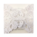Invito di nozze intagliato al laser con farfalle e testo Happy Holidays su carta perlata - Bianco