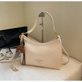 Sac bandoulière demi-lune blanc crème avec boucles dorées et pendentif ours - Beige (Avec Pendentif)