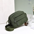 Dettaglio della borsa a tracolla in nylon verde militare con scomparti con cerniera multipli - Verde