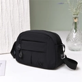 Dettaglio della borsa a tracolla in nylon nero impermeabile con cinturino regolabile - Nero