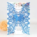 Blaue glitzernde Laser-Cut Schmetterling Einladungskarte mit floraler Innenseite - Königsblau