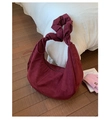 Dettaglio della borsa hobo bordeaux in pelle scamosciata con tracolla plissettata - Taglia unica / Rosso